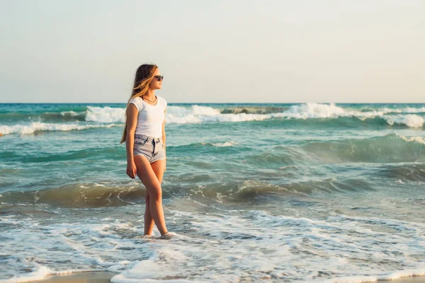 Girl on the background of the sea sunset — Stock Photo, Image