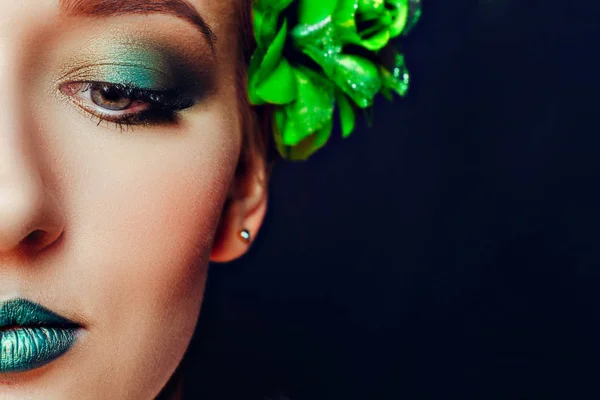 Menina com cabelo curto e maquiagem verde. Close-up — Fotografia de Stock