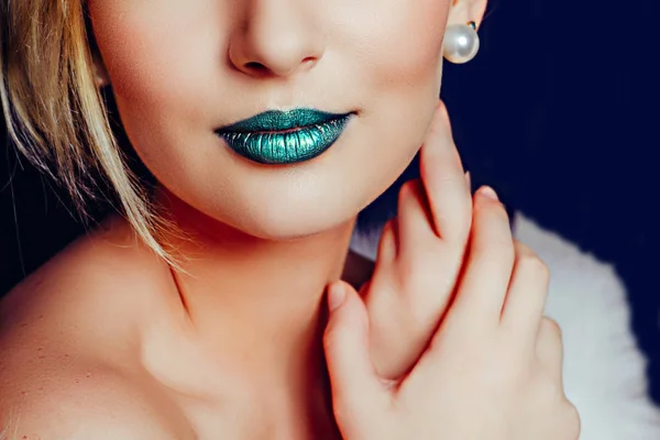 Menina com cabelo curto e maquiagem verde. Close-up — Fotografia de Stock