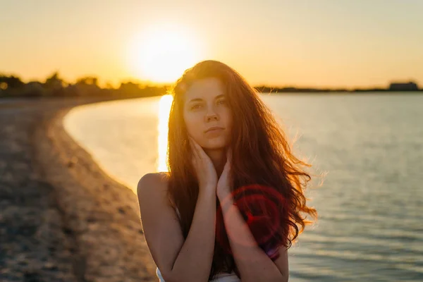 Porträt einer Frau mit langen Haaren bei Sonnenuntergang — Stockfoto