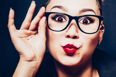 Bir kadın bir mohawk ile 