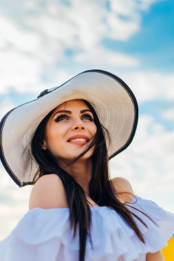 kadın şapka ve beyaz elbise 