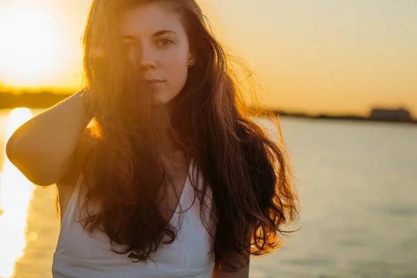 Porträt einer Frau mit langen Haaren bei Sonnenuntergang — Stockfoto