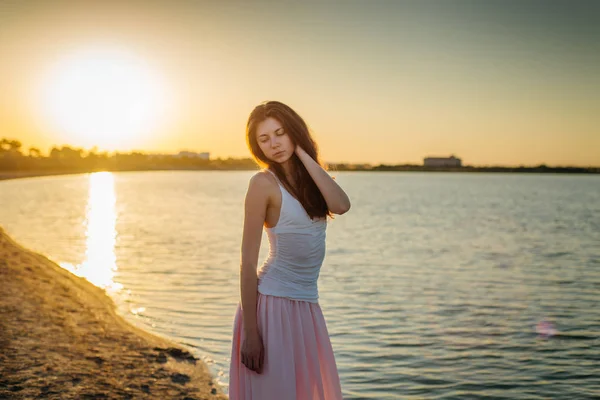 Mulher com cabelo comprido ao pôr do sol — Fotografia de Stock