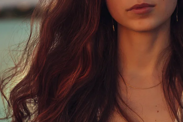 Ritratto di donna con i capelli lunghi al tramonto — Foto Stock