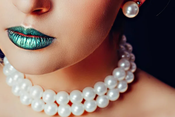 Ragazza con i capelli corti e trucco verde. Primo piano — Foto Stock