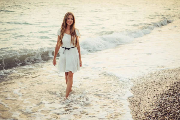 Eine Frau geht am Meer entlang — Stockfoto