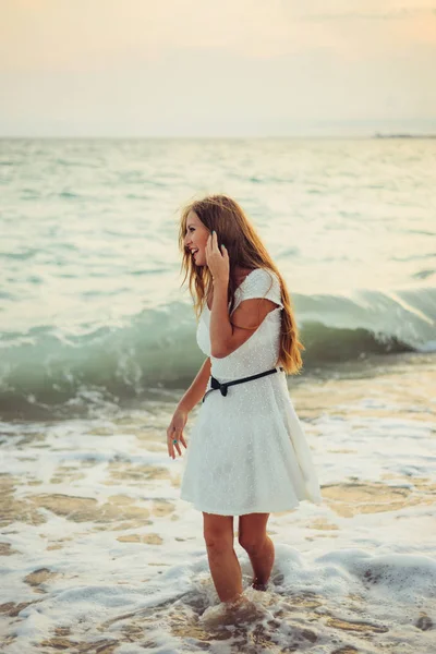 Eine Frau geht am Meer entlang — Stockfoto