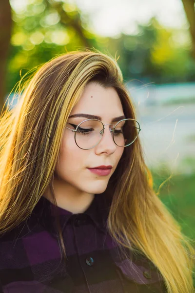 Porträt einer Frau in der Sonne — Stockfoto