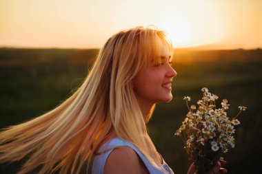 Gün batımında gülümseyen kadın.