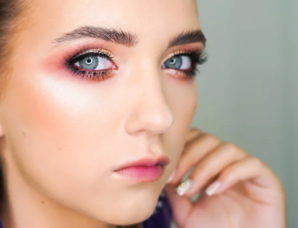 Hermosa Mujer Con Maquillaje Primer Plano — Foto de Stock