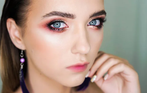 Hermosa Mujer Con Maquillaje Primer Plano — Foto de Stock