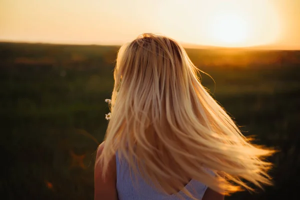 Blond Flicka Vände Sig Till Solnedgången Närbild Stockbild