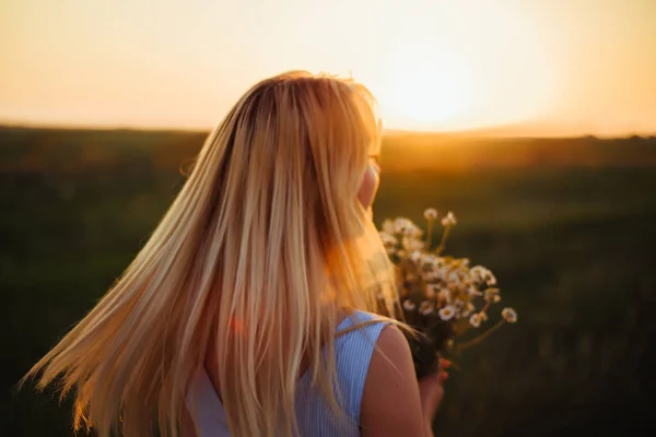 Blond Flicka Vände Sig Till Solnedgången Närbild Royaltyfria Stockbilder