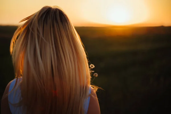 Une Blonde Est Tournée Vers Coucher Soleil Gros Plan Photo De Stock