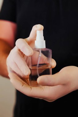 Eldivenli bir el kapı yüzeyini yıkar. Islak kapı kolu işleme. Bakteri ve virüslere karşı dezenfeksiyon.