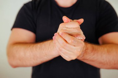 Mikropların, bakterilerin ve virüslerin önlenmesi için sabunla el yıkama.