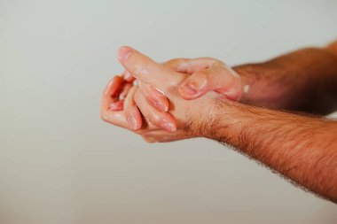 Mikropların, bakterilerin ve virüslerin önlenmesi için sabunla el yıkama.