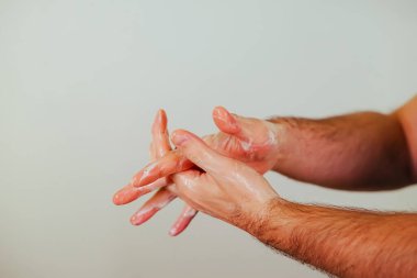 Mikropların, bakterilerin ve virüslerin önlenmesi için sabunla el yıkama.