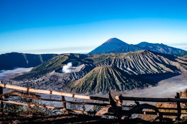 Bromo Dağı yanardağı (Gunung Bromo) Batok ve Semeru dağı güneş doğarken tahta çitlerle çevrili, Tengger Semeru Ulusal Parkı, Doğu Java, Endonezya.