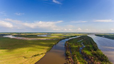 Nehrin ve alanın yüksekliğinden bak