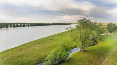 Nehrin ve alanın yüksekliğinden bak