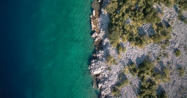 Antenne, Küstenlinie in Kroatien - abgestufte und stabilisierte Version. — Stockvideo