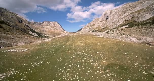 Aerial, Национальный парк Дурмитор, Черногория - классифицированная и стабилизированная версия . — стоковое видео