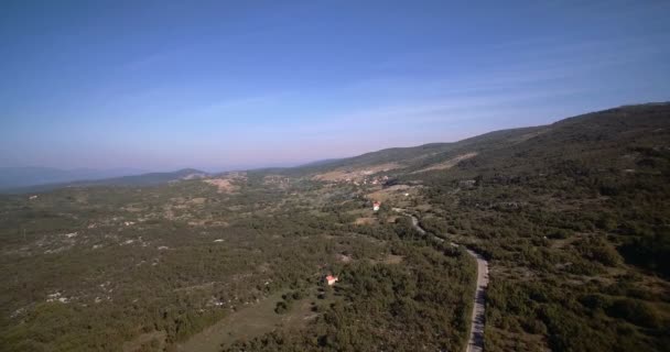 Antenne, landschap, landbouwgrond, Niksic, Montenegro - Graded en gestabiliseerde versie. — Stockvideo