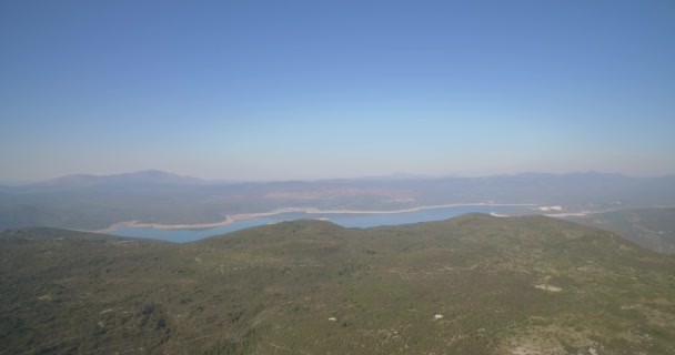 Antenne, Landschaft, Ackerland, niksic, montenegro - heimisches Material, direkt aus der Kamera — Stockvideo