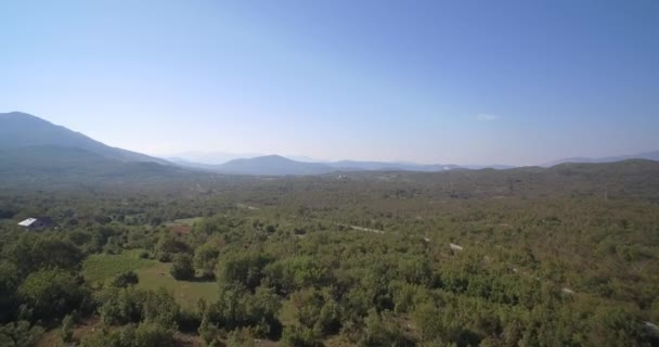 Antena, krajobraz, pola uprawne, Niksic, Czarnogóra - materiał macierzysty, prosto z cam — Wideo stockowe
