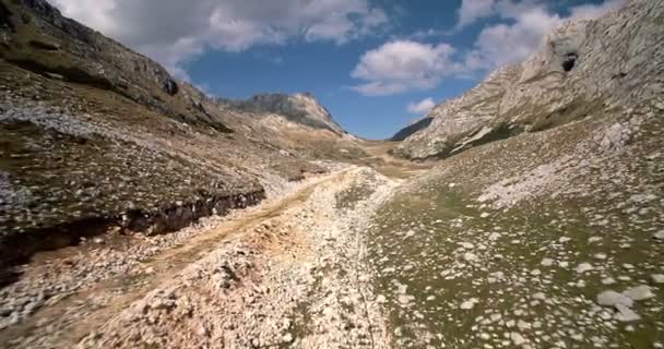 Aerial, Национальный парк Дурмитор, Черногория - классифицированная и стабилизированная версия . — стоковое видео