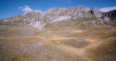 Anteni, muhteşem dağların içinde Durmitor Milli Parkı, Karadağ - kademeli ve stabil sürüm