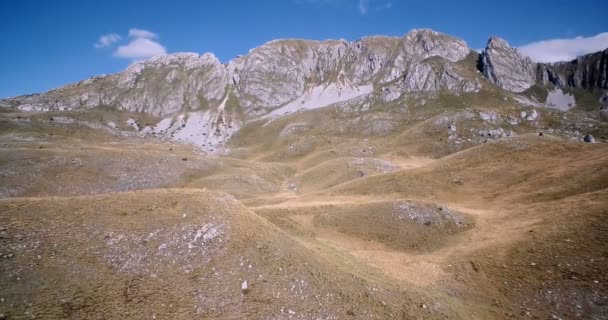 Aérea, montañas increíbles en el Parque Nacional de Durmitor, Montenegro - Versión graduada y estabilizada — Vídeo de stock