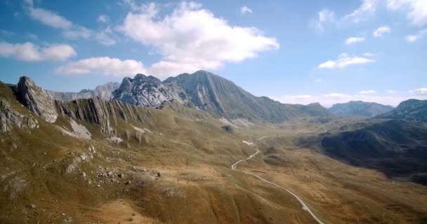 Aerial, Montanhas surpreendentes em Durmitor National Park, Montenegro - Versão graduada e estabilizada — Vídeo de Stock