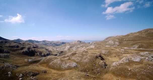 Воздушные удивительные горы в национальном парке Дурмитор, Монтенегро - версия с уклоном и стабилизацией — стоковое видео