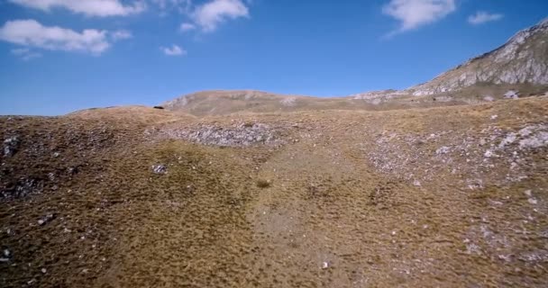 Antenne, fantastische bergen In Durmitor Nationaal Park, Montenegro - Graded en gestabiliseerde versie — Stockvideo