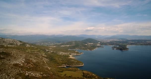 Aérea, Volar alrededor del lago Jezero Krupac, Montenegro - Versión graduada y estabilizada — Vídeo de stock