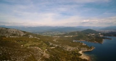 Anteni, uçan etrafında Jezero Krupac Gölü, Karadağ - kademeli ve stabil sürüm