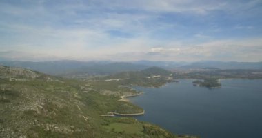Anteni, uçan etrafında Jezero Krupac Gölü, Karadağ - yerli malzeme, çıkıp cam