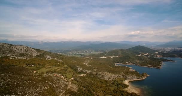 Antenne, Flug um den jezero krupac see, montenegro - abgestufte und stabilisierte version — Stockvideo