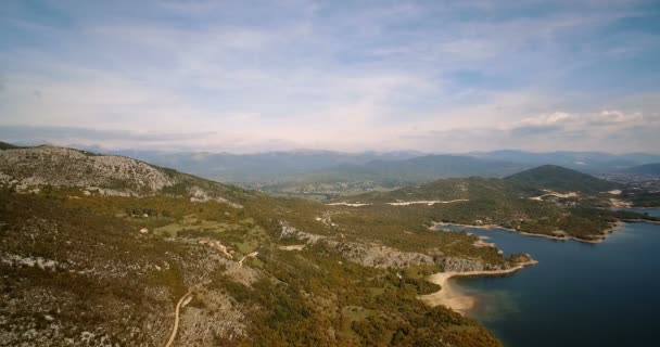 Antenne, vliegen rond Jezero Krupac Lake, Montenegro - Graded en gestabiliseerde versie — Stockvideo