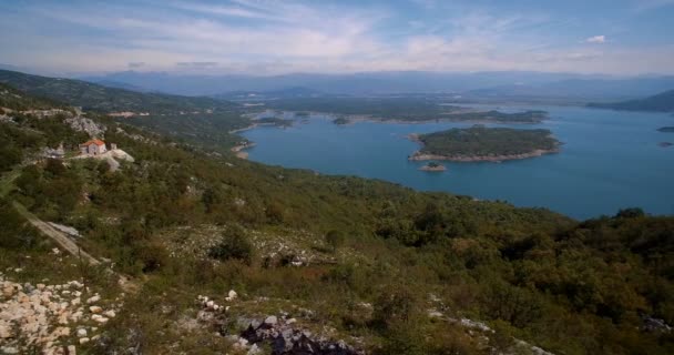 Антена, літати навколо озера Slansko Jezero, Чорногорія - градуйовані і стабілізований версія — стокове відео