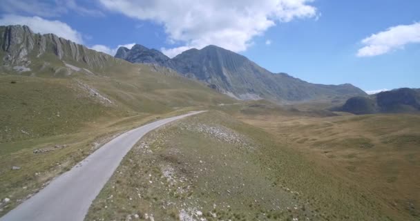 Aerial, Montanhas surpreendentes em Durmitor National Park, Montenegro - Material nativo, direto para fora da cam — Vídeo de Stock