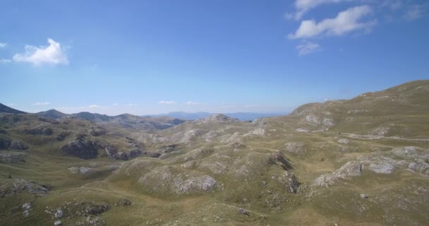 Aérea, montañas increíbles en el Parque Nacional de Durmitor, Montenegro Material nativo, directamente de la leva — Vídeo de stock