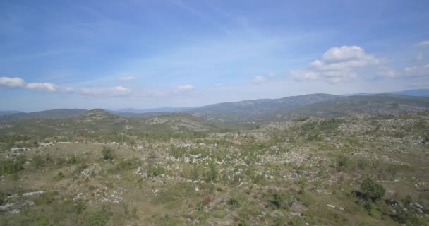 Aérea, tierras de cultivo, árboles y arbustos, Montenegro - Material nativo, directamente de la leva — Vídeos de Stock