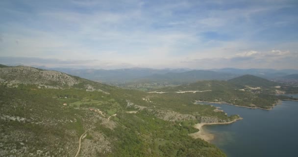 Antenne, vliegen rond Jezero Krupac Lake, Montenegro - Native materiaal, direct uit de cam — Stockvideo