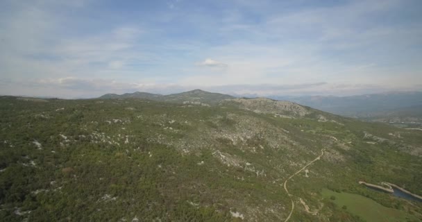 Antenna, repülő körül Jezero Krupac tó, Montenegró - natív anyag, egyenesen a kamera — Stock videók