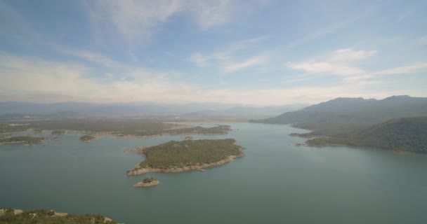 Aéreo, Voando em torno de Slansko Jezero Lake, Montenegro - Material nativo — Vídeo de Stock