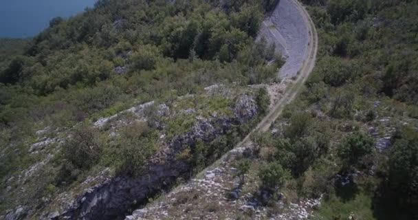 Антена, літає Jezero озера Slansko, Чорногорія - рідна матеріалу — стокове відео